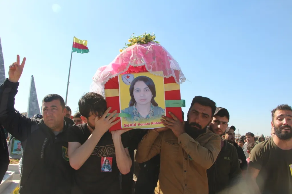 ​​​​​​​Şehîdên êrişa hewayî ya li Kobanê hatin oxirkirin û 3 gerîlayên şehîd hatin bibîranîn