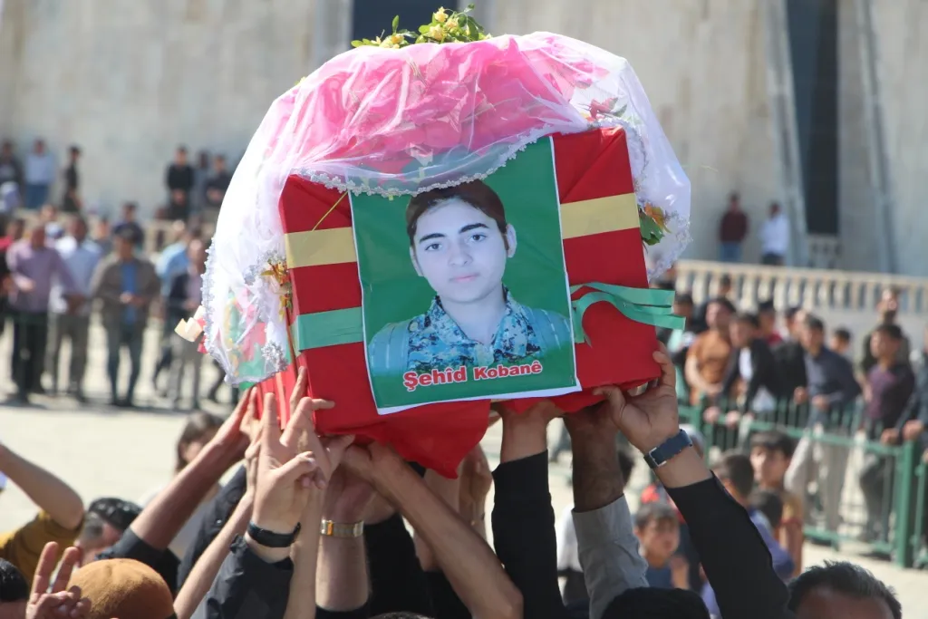 ​​​​​​​Şehîdên êrişa hewayî ya li Kobanê hatin oxirkirin û 3 gerîlayên şehîd hatin bibîranîn