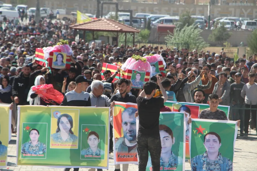 ​​​​​​​Şehîdên êrişa hewayî ya li Kobanê hatin oxirkirin û 3 gerîlayên şehîd hatin bibîranîn