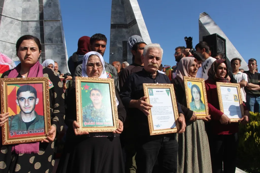 ​​​​​​​Şehîdên êrişa hewayî ya li Kobanê hatin oxirkirin û 3 gerîlayên şehîd hatin bibîranîn