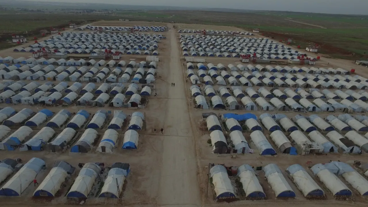 Koçberên Efrînê li hemberî dewleta Tirk û hikumeta Şamê li ber xwe didin