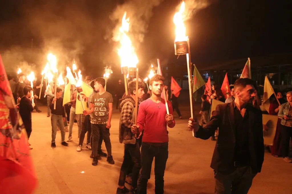 ​​​​​​​Ciwanên Dêrikê li dijî xiyanet û dagirkeriyê meşek bi meşaleyan li dar xist