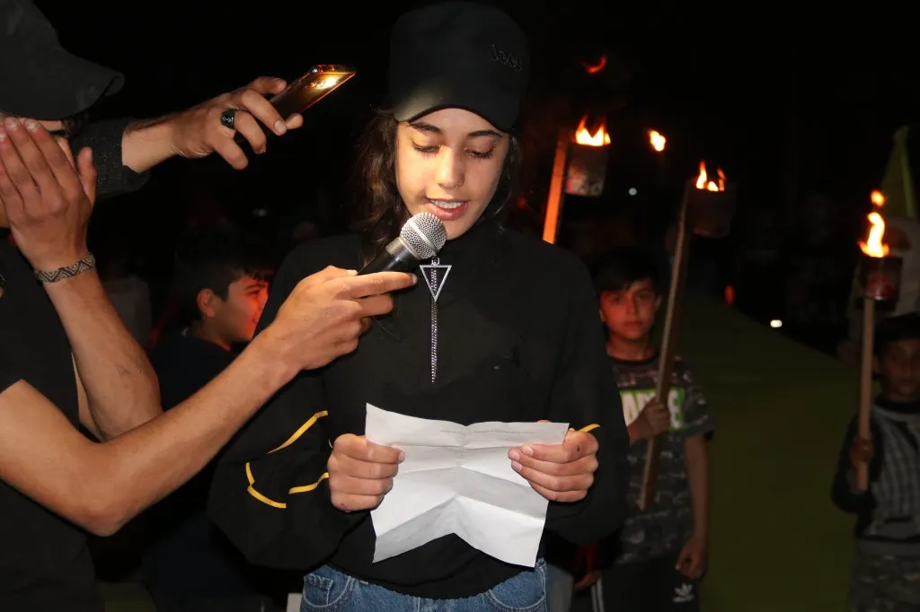 ​​​​​​​Ciwanên Dêrikê li dijî xiyanet û dagirkeriyê meşek bi meşaleyan li dar xist