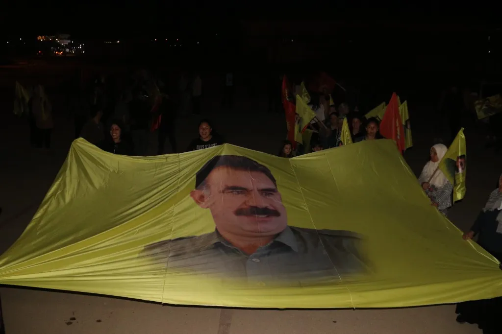​​​​​​​Ciwanên Dêrikê li dijî xiyanet û dagirkeriyê meşek bi meşaleyan li dar xist