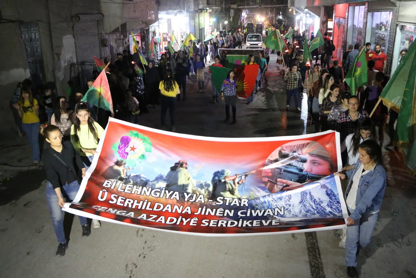 ​​​​​​​Jinên ciwan ên Helebê li dijî dagirkerî û xiyanetê meşek meşalayî li dar xist
