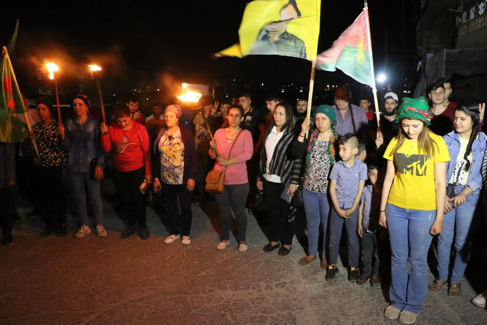 ​​​​​​​Jinên ciwan ên Helebê li dijî dagirkerî û xiyanetê meşek meşalayî li dar xist