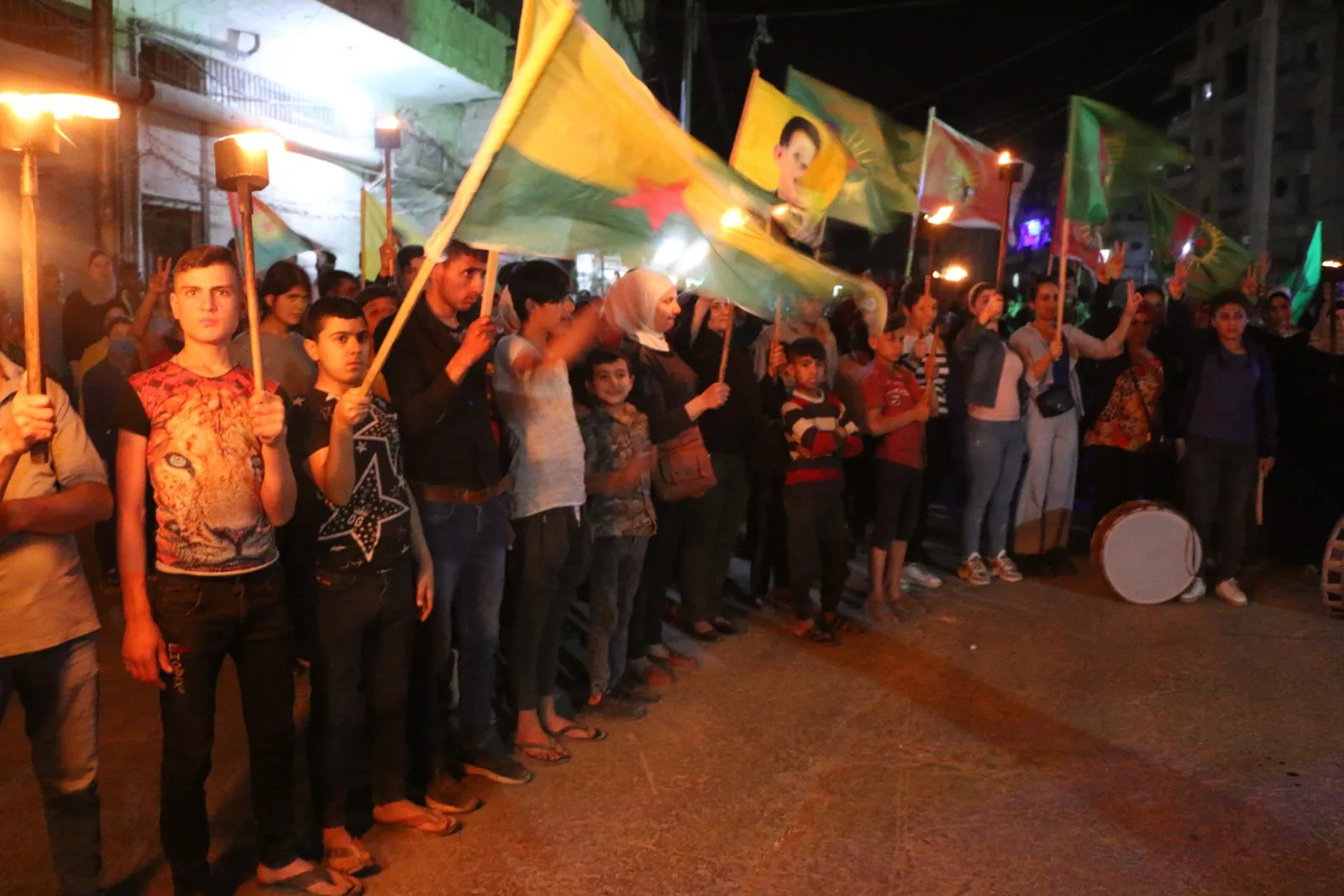 ​​​​​​​Jinên ciwan ên Helebê li dijî dagirkerî û xiyanetê meşek meşalayî li dar xist