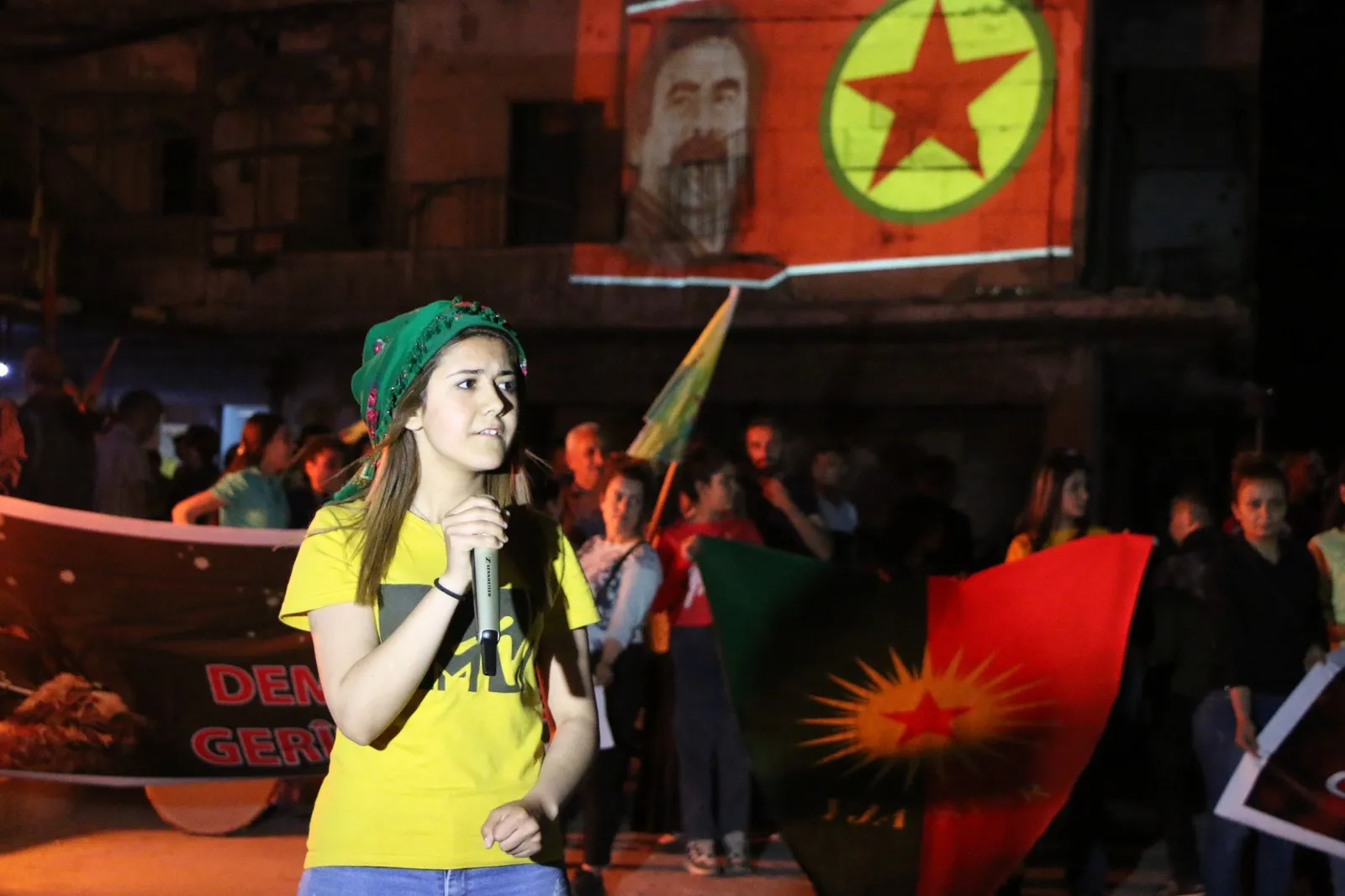 ​​​​​​​Jinên ciwan ên Helebê li dijî dagirkerî û xiyanetê meşek meşalayî li dar xist