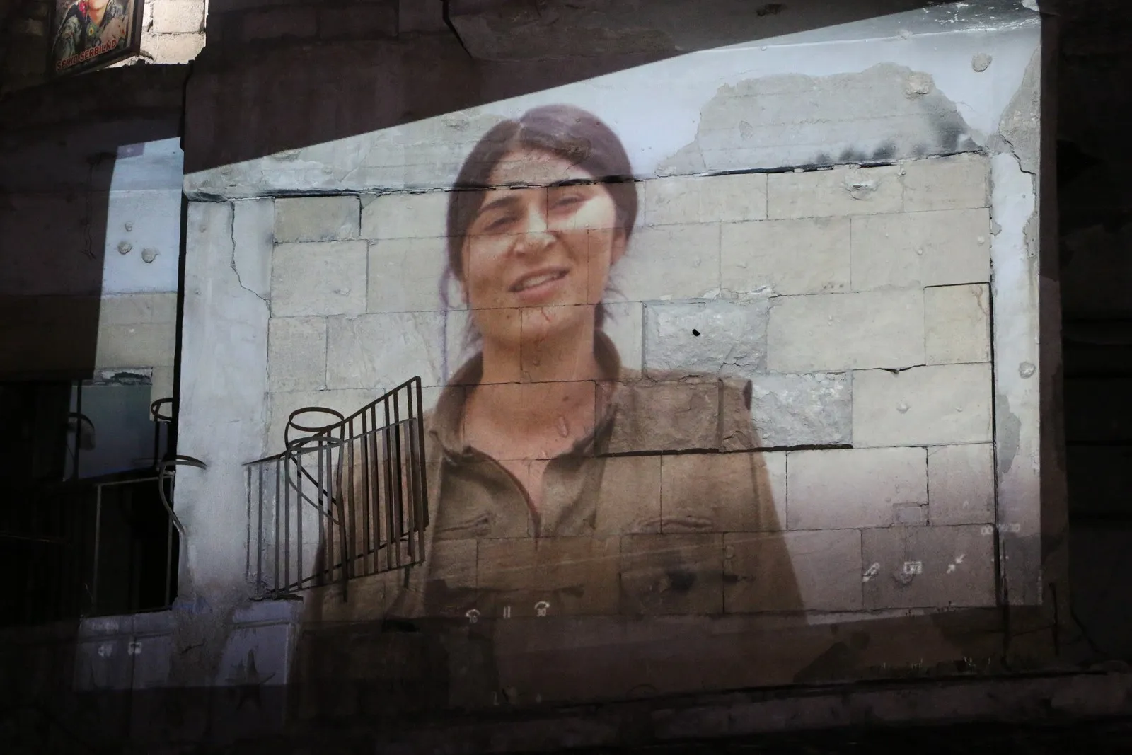 ​​​​​​​Jinên ciwan ên Helebê li dijî dagirkerî û xiyanetê meşek meşalayî li dar xist