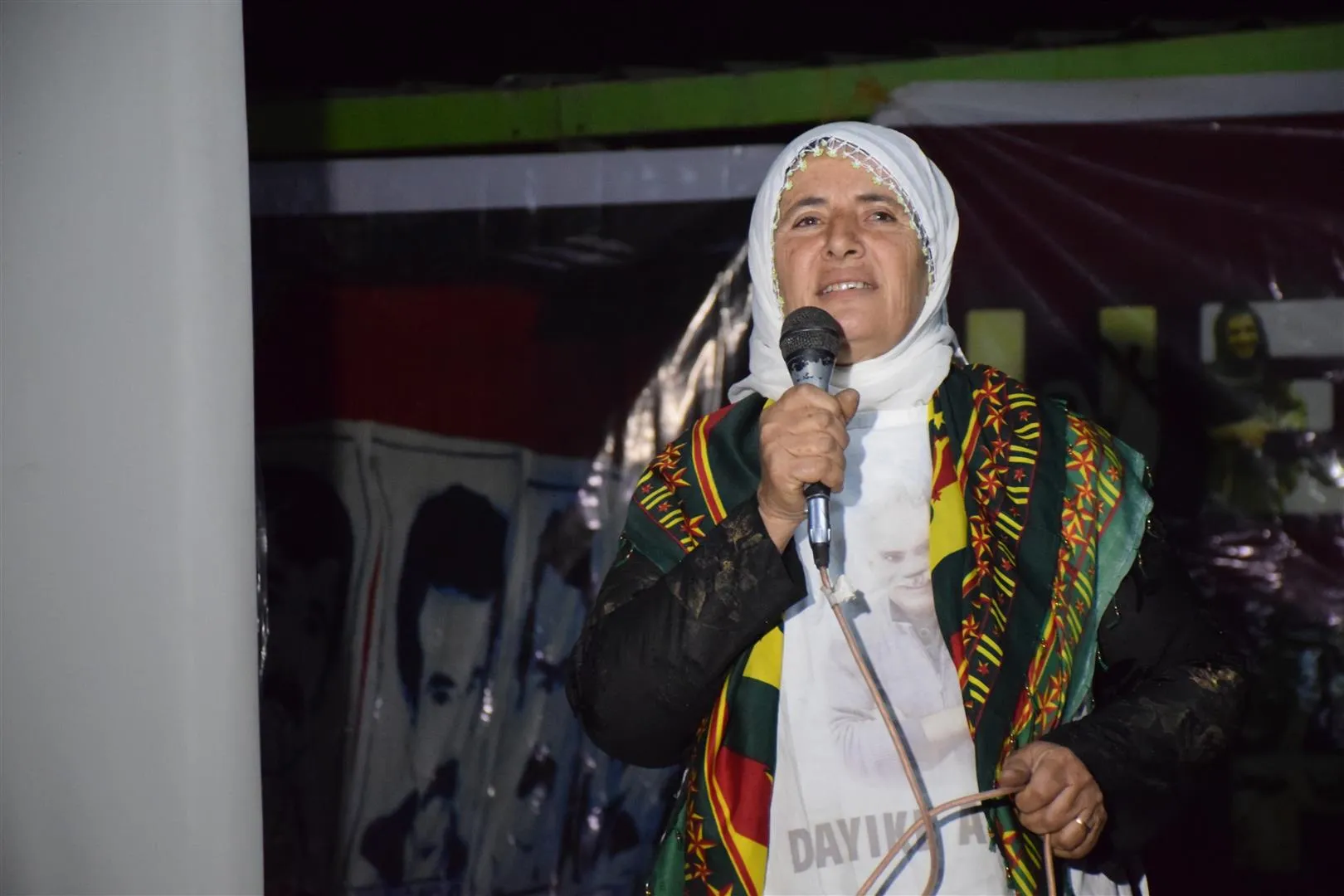 ‛Em li kêlek keç û xortên xwe yên gerîla ne’