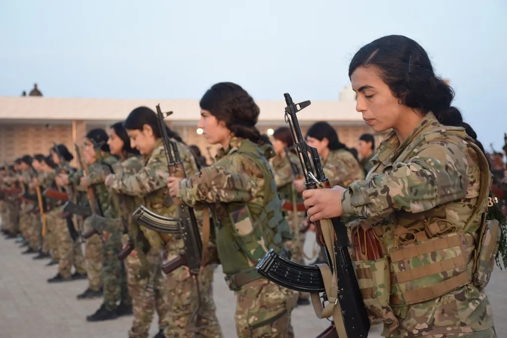 Gelê herêmê di sibeha cejnê de serdana goristanên şehîdan kir