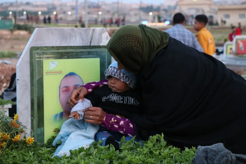 Gelê herêmê di sibeha cejnê de serdana goristanên şehîdan kir