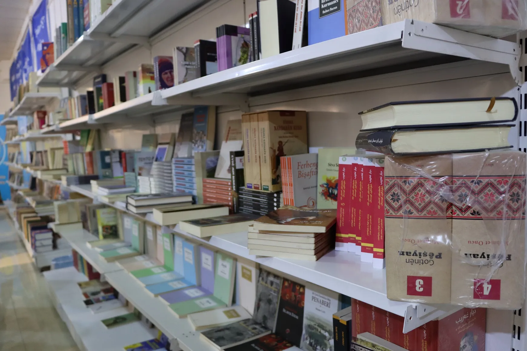 Pêşangeha Pirtûkên Kurdî bi serlêdana hezkiriyên xwendinê didome
