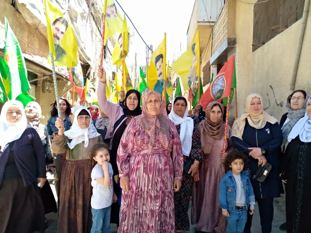 Dayikên şehîdan li Şamê êrişên qirkirinê şermezar kirin