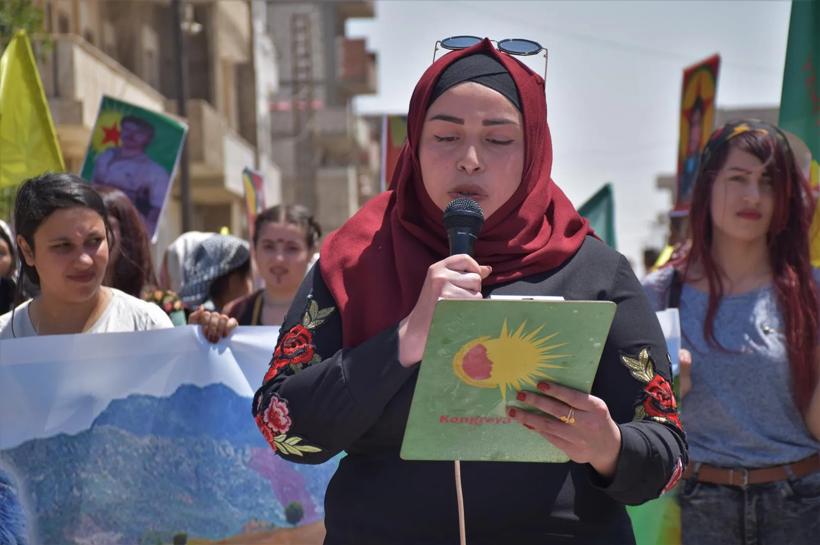 Li Hesekê bi sedan dirûşmên 'Bimire îxanet, Bijî gerîla' berz kirin