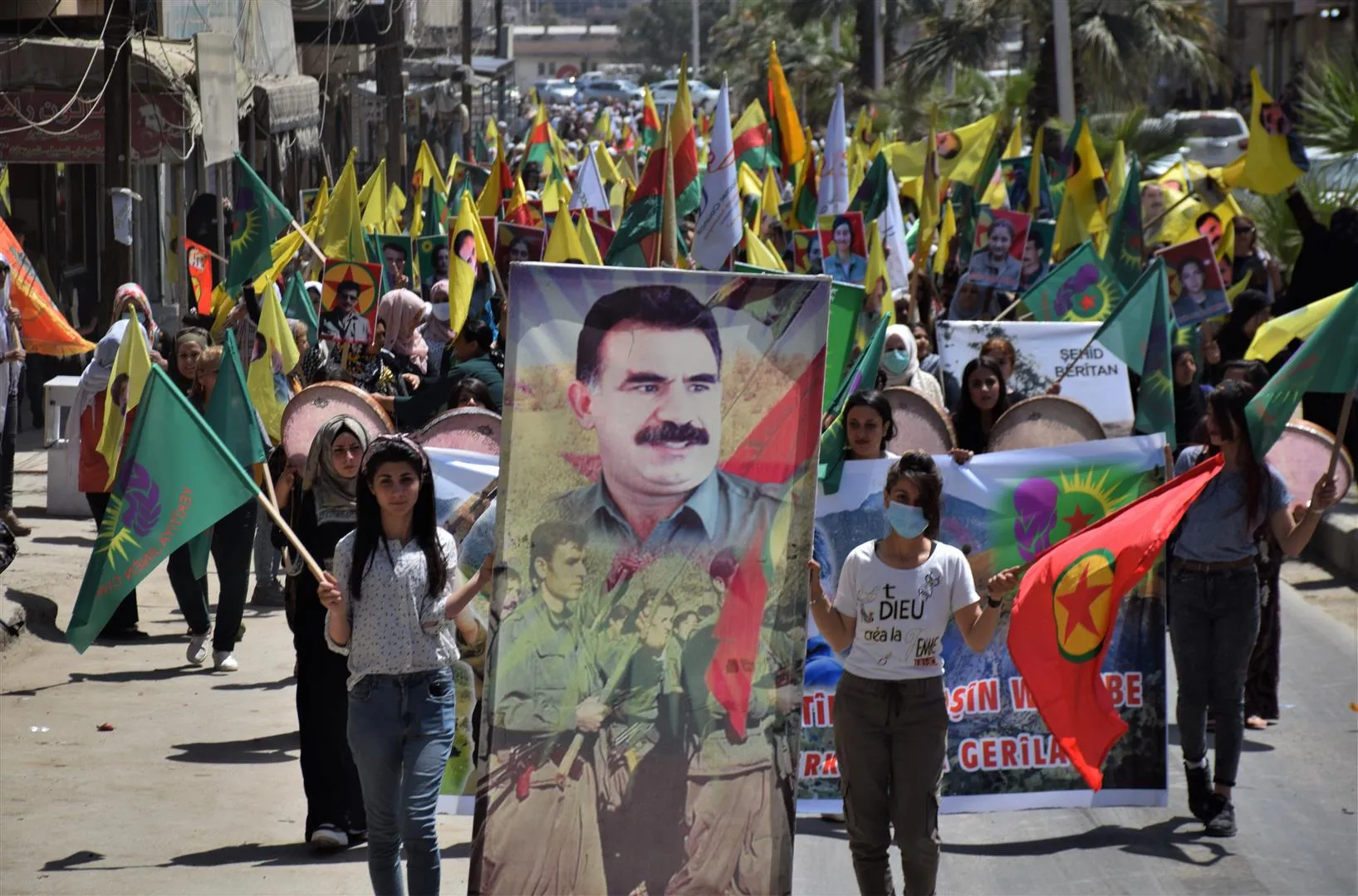 Li Hesekê bi sedan dirûşmên 'Bimire îxanet, Bijî gerîla' berz kirin
