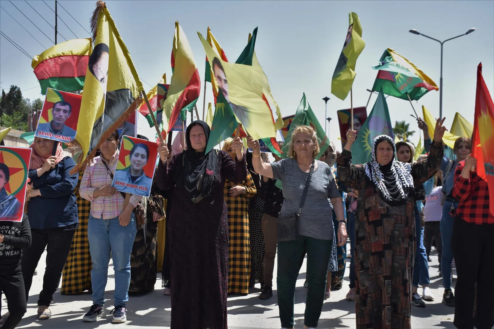 Li Hesekê bi sedan dirûşmên 'Bimire îxanet, Bijî gerîla' berz kirin