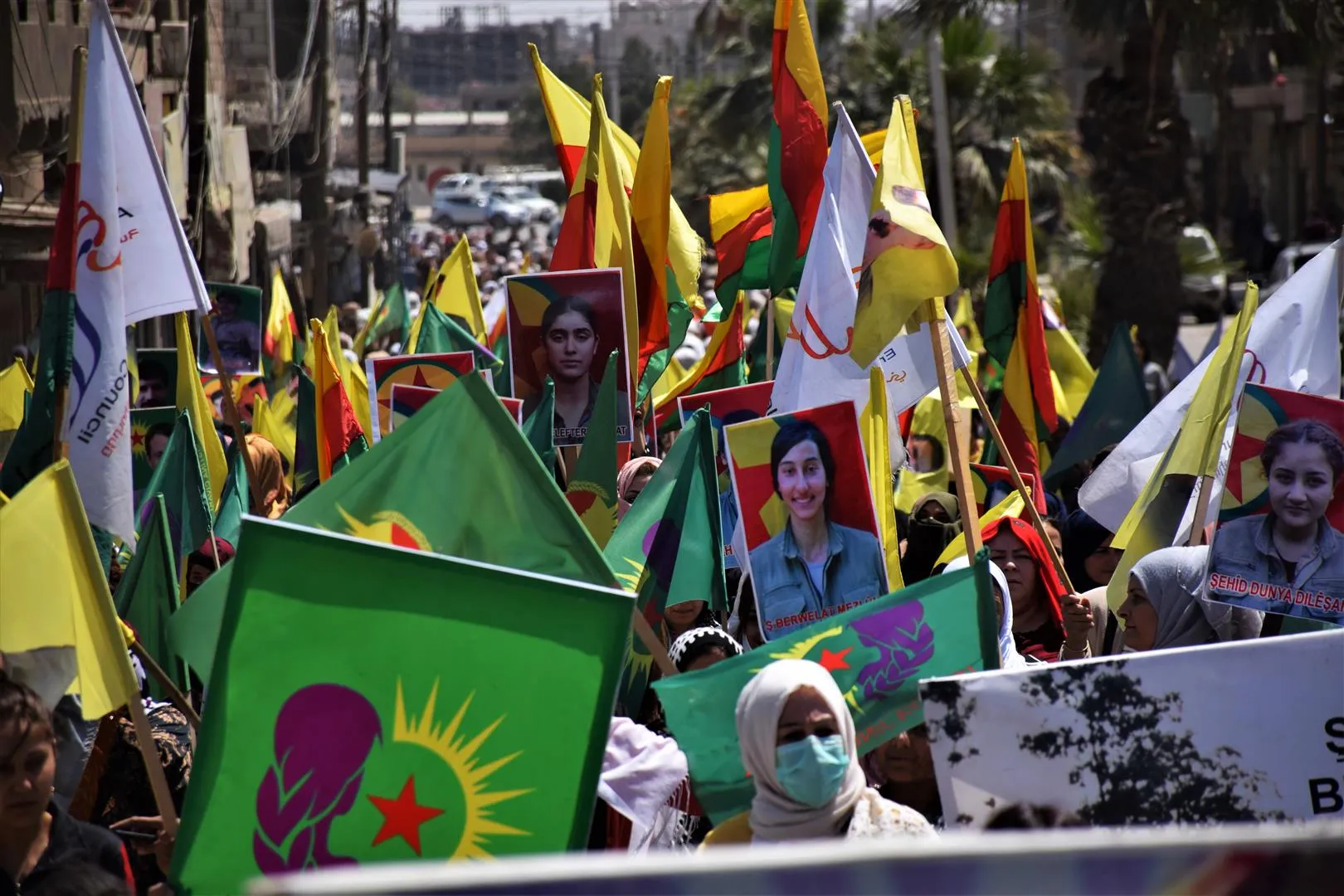 Li Hesekê bi sedan dirûşmên 'Bimire îxanet, Bijî gerîla' berz kirin