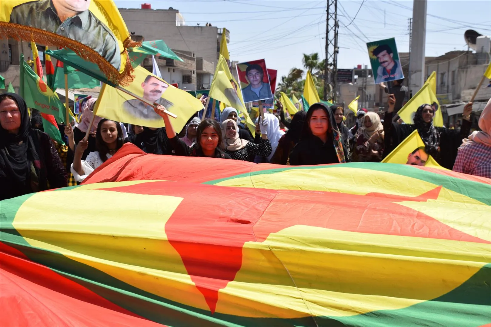 Li Hesekê bi sedan dirûşmên 'Bimire îxanet, Bijî gerîla' berz kirin