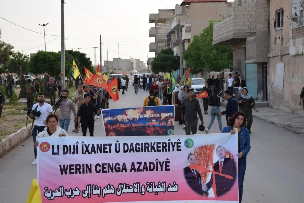 ​​​​​​​Ciwanên Kobanê nerazîbûn nîşanî êrişên li ser Şengalê dan