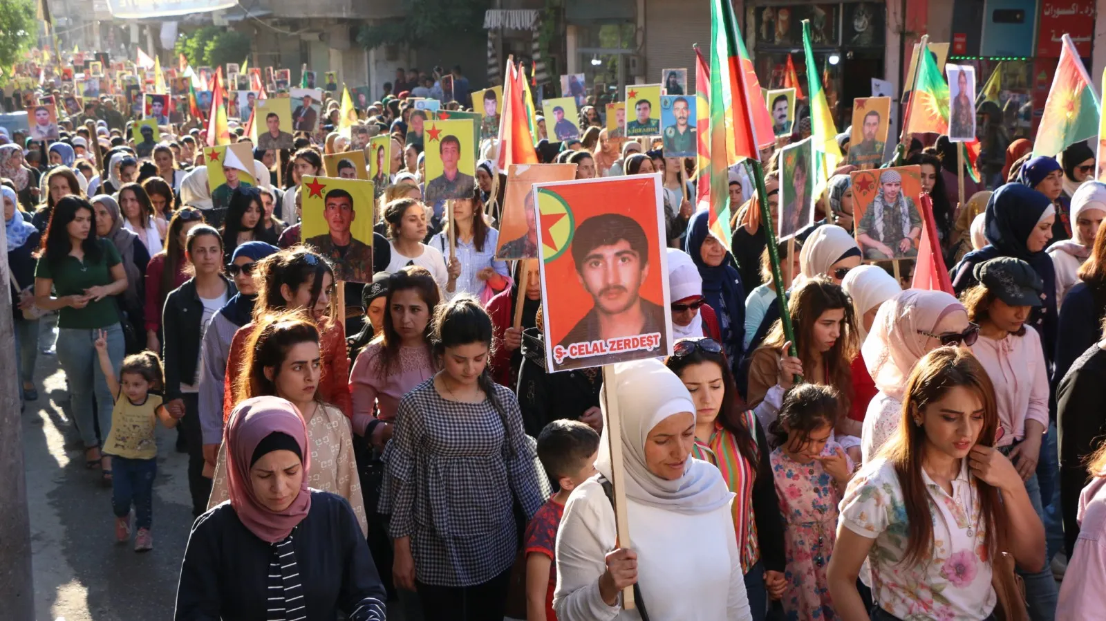 ​​​​​​​Li Helebê şehîdên meha Gulanê bi meşekê hatin bibîranîn