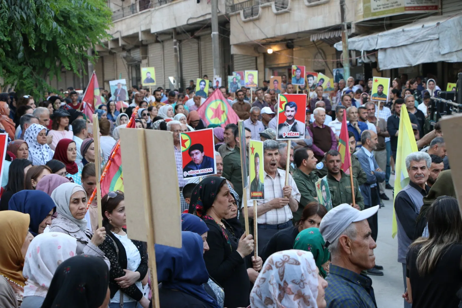 ​​​​​​​Li Helebê şehîdên meha Gulanê bi meşekê hatin bibîranîn