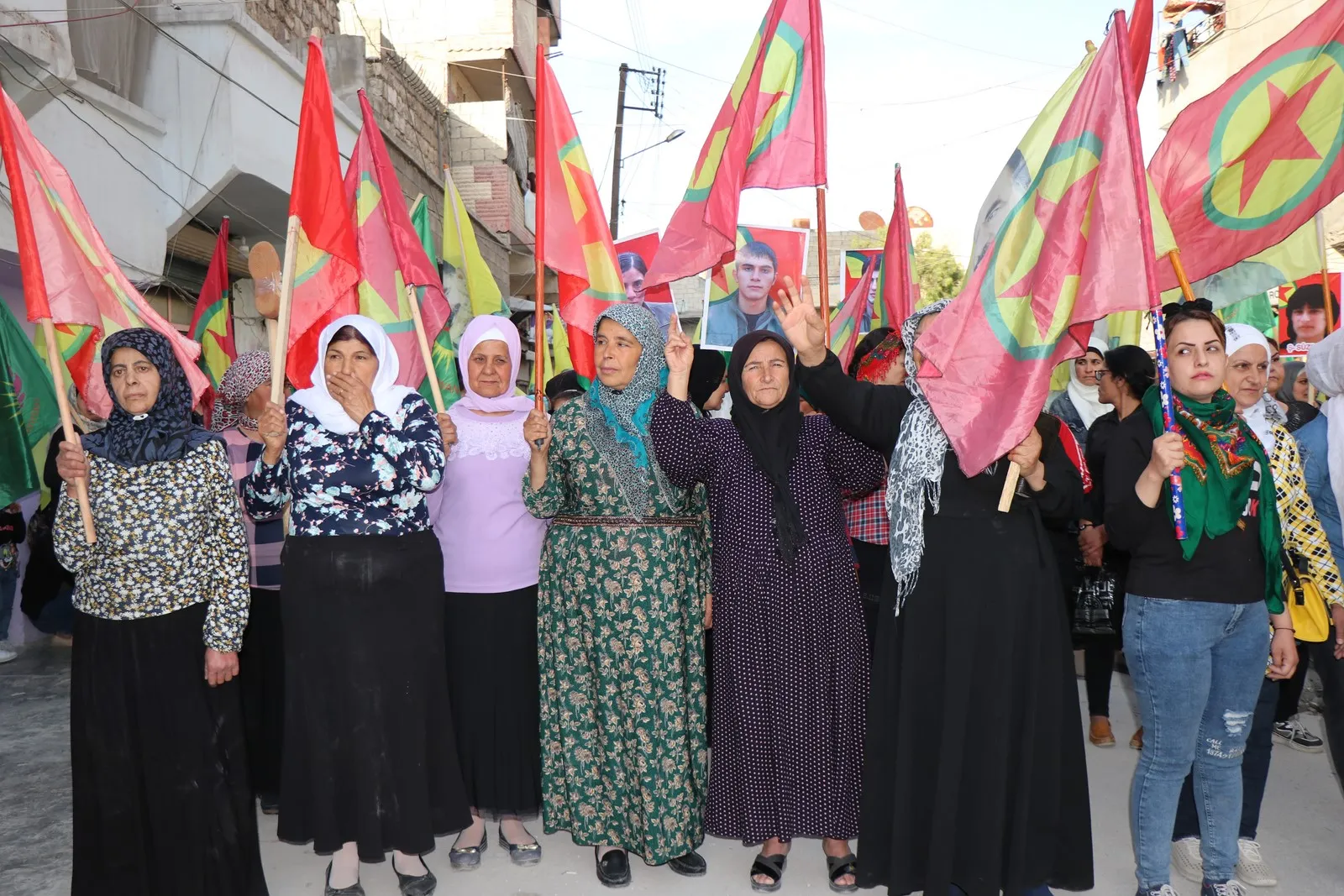 ​​​​​​​Li Helebê "Meşa rûmetê" ya destekdayîna gerîla