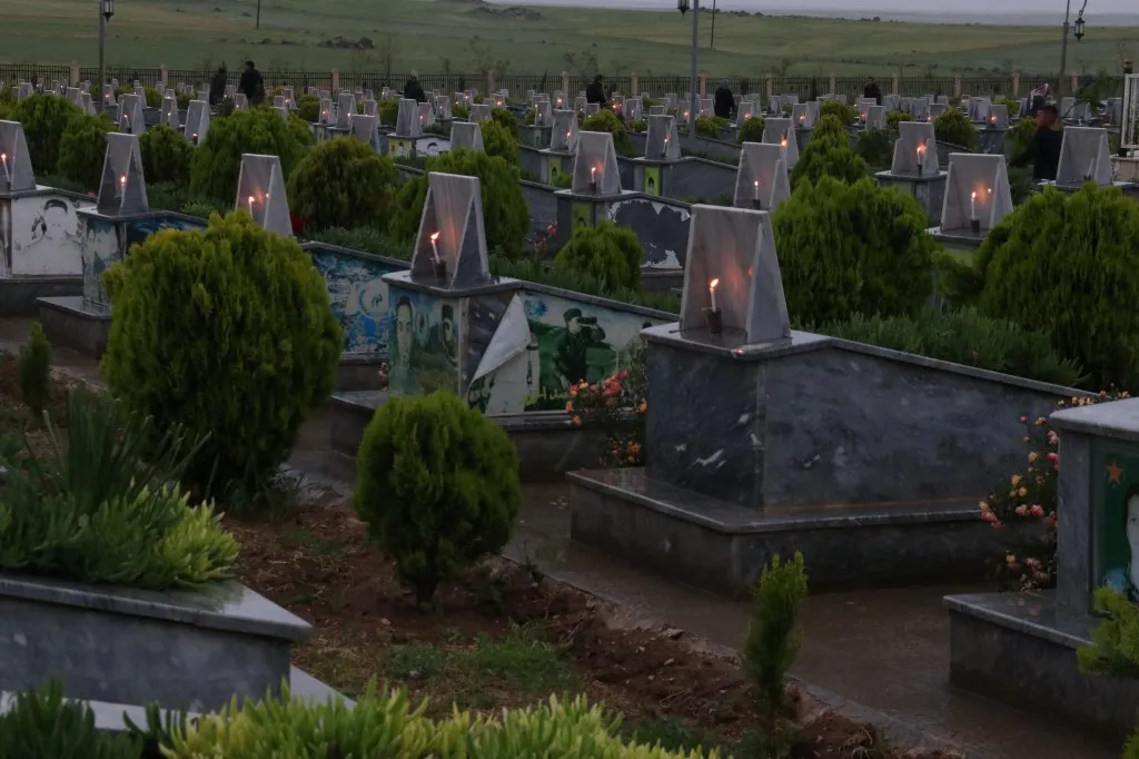 Bi boneya Cejna Remezanê mûm li ser gorên şehîdan hatin pêxistin