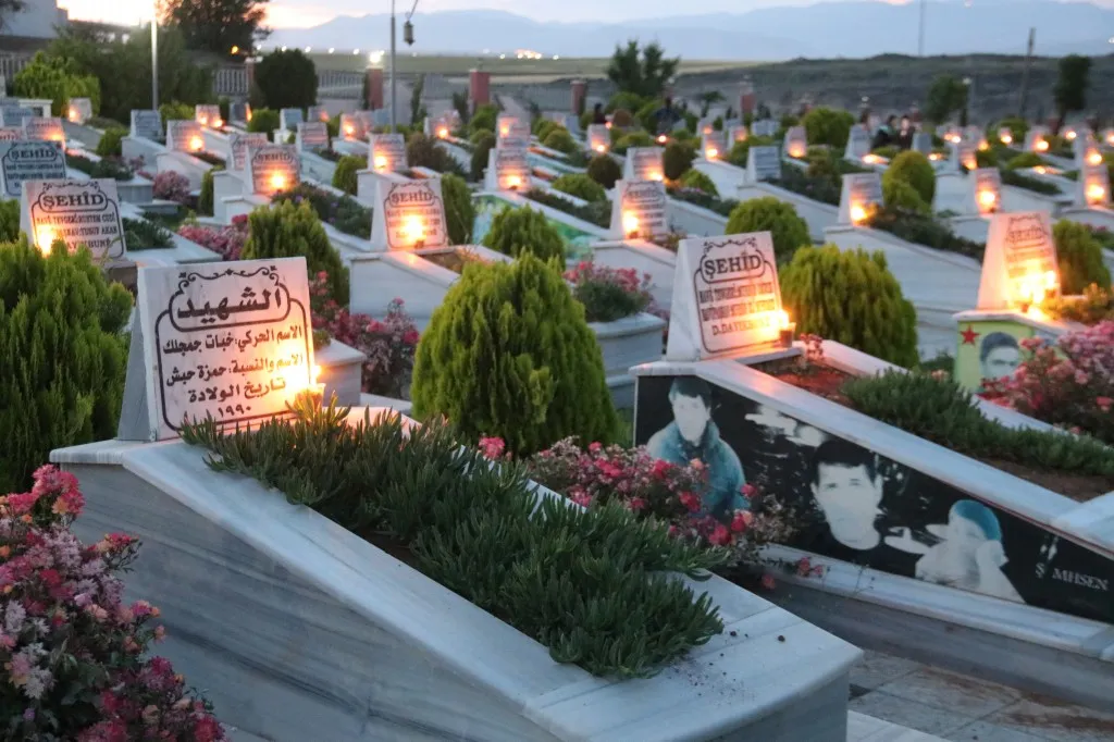 Şêniyên Qamişlo û Hesekê mûm li ser gorên şehîdan pêxistin