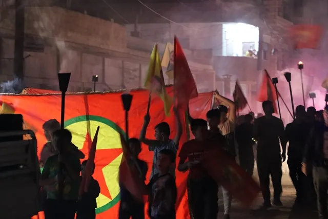 Ciwanên Amûdê li dijî êrişên dagirkeriyê meşiyan