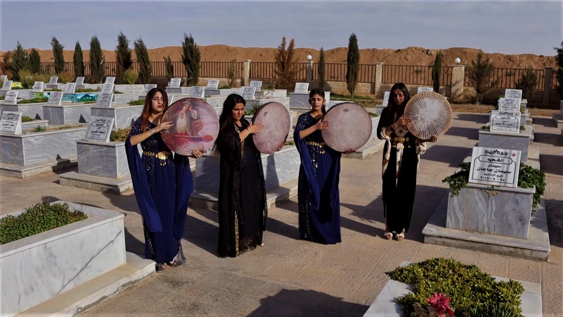 Bi stranên li ser sembolên berxwedanê girêdana bi xakê re rave dikin