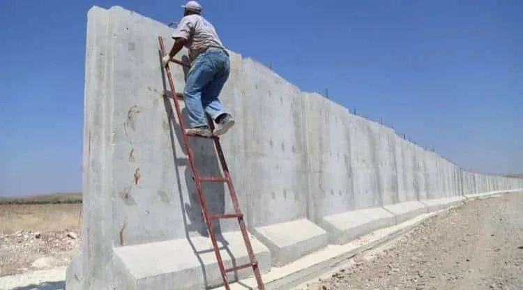 Dagirkeriya Tirk di navbera Marê û gundê Telalîn de dîwar lê dike