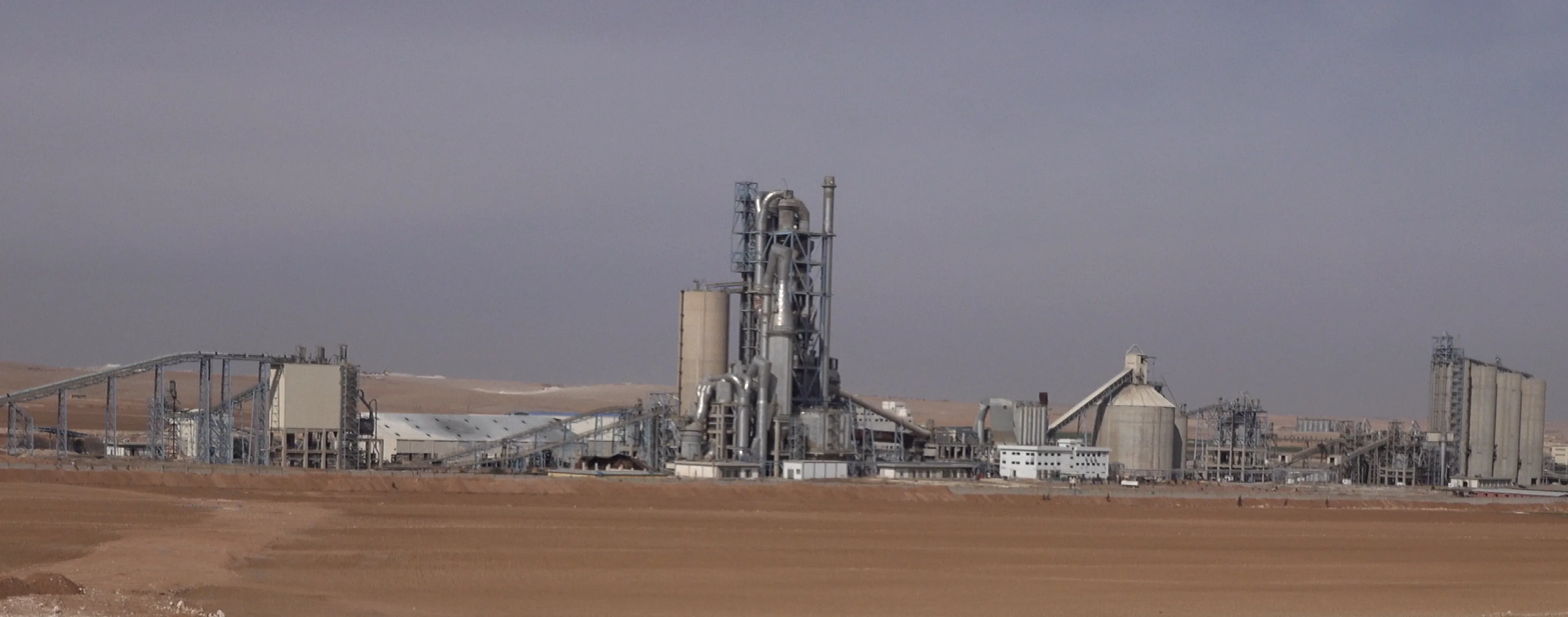Dagirkeriya Tirk kargeheke çemento ya şîrketa Lafarge topbaran dike