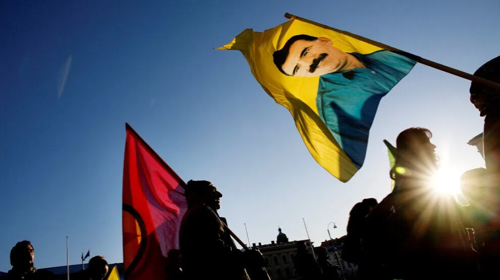 Parêzerên rêber Abdullah Ocalan ji bo hevdîtinê serî li dozgeriyê da