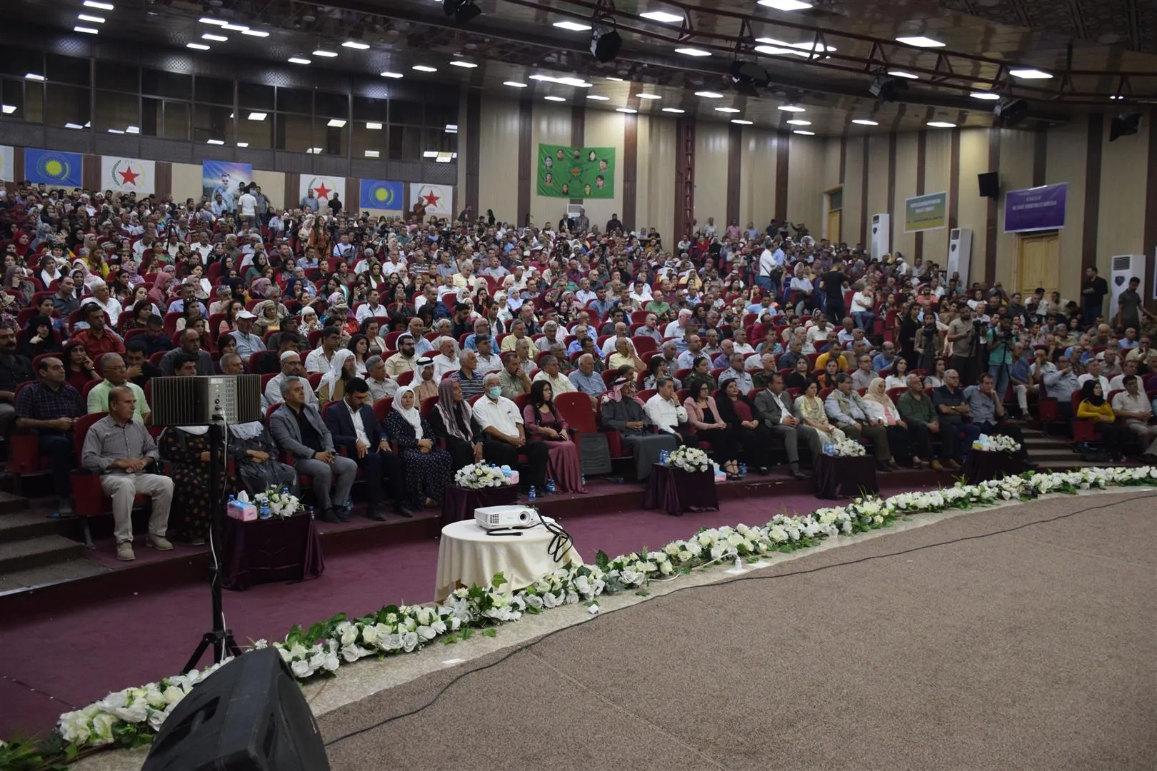 Di kongreya PYD'ê de banga azadiya fîzîkî ya rêber Ocalan hate kirin