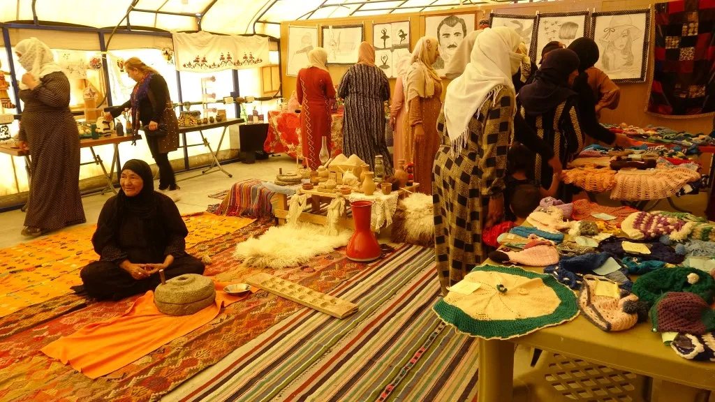 Li Kampa Koçberên Girê Spî pêşangeha karên destan