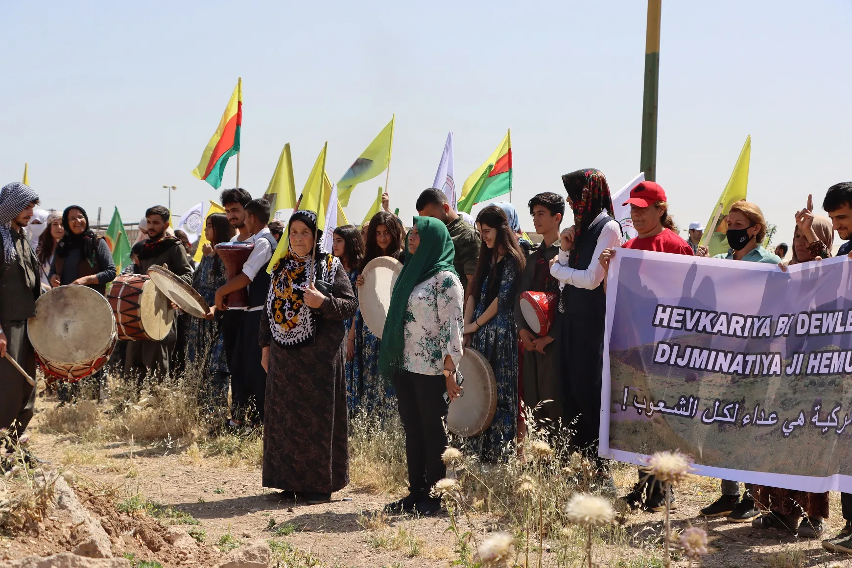Şêniyên Qamişloyê li dijî tecrîda li ser rêber Ocalan daketin qadan