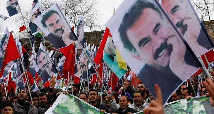 ​​​​​​​Parêzerên rêber Abdullah Ocalan serî li dozgeriyê da