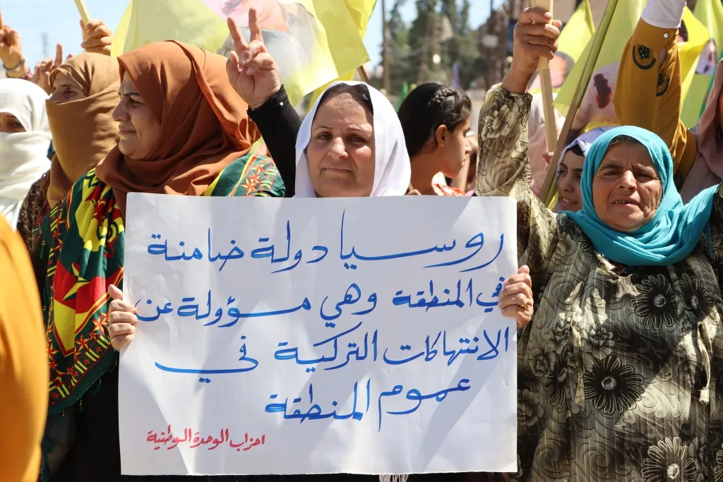 ​​​​​​​Welatiyên Qamişloyê bi meşeke girseyî li dijî biryara NATO’yê derketin