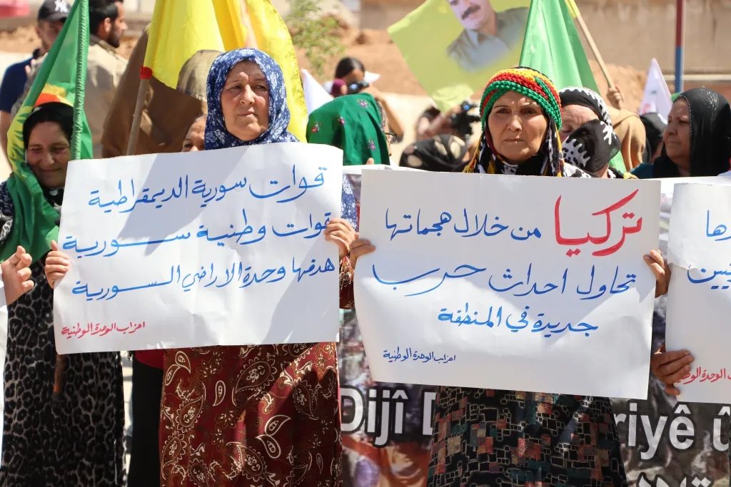 ​​​​​​​Welatiyên Qamişloyê bi meşeke girseyî li dijî biryara NATO’yê derketin