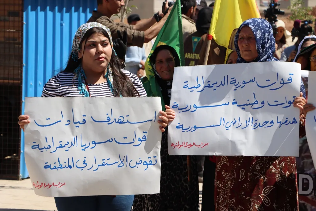 ​​​​​​​Welatiyên Qamişloyê bi meşeke girseyî li dijî biryara NATO’yê derketin