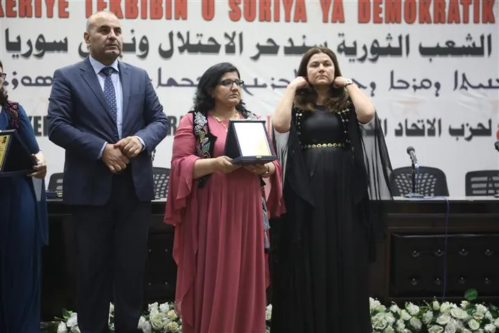 PYD`ê di kongreya xwe de hejmareke kesayetên welatparêz xelat kirin