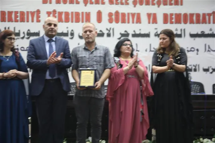 PYD`ê di kongreya xwe de hejmareke kesayetên welatparêz xelat kirin