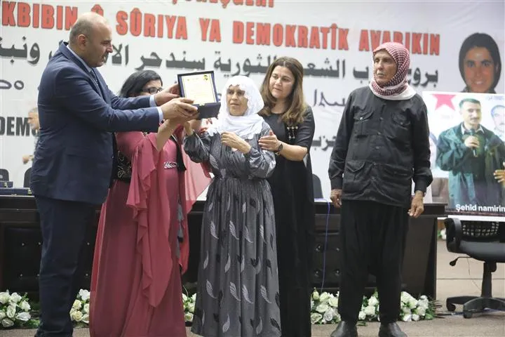 PYD`ê di kongreya xwe de hejmareke kesayetên welatparêz xelat kirin