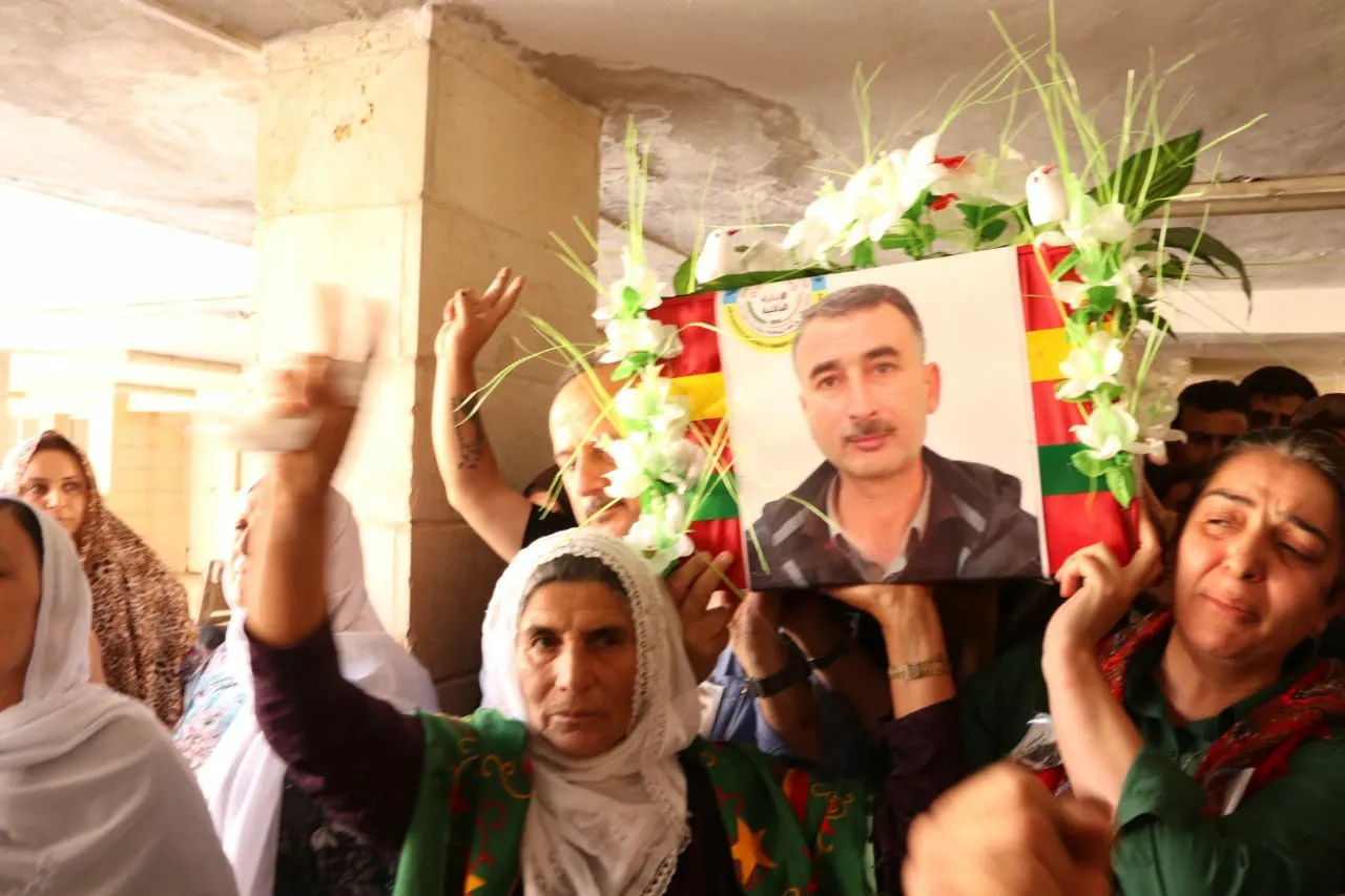 Bi girseyeke mezin şehîd Ferhad Şiblî ber bi Goristana Şehîd Xebat Dêrik ve tê oxirkirin
