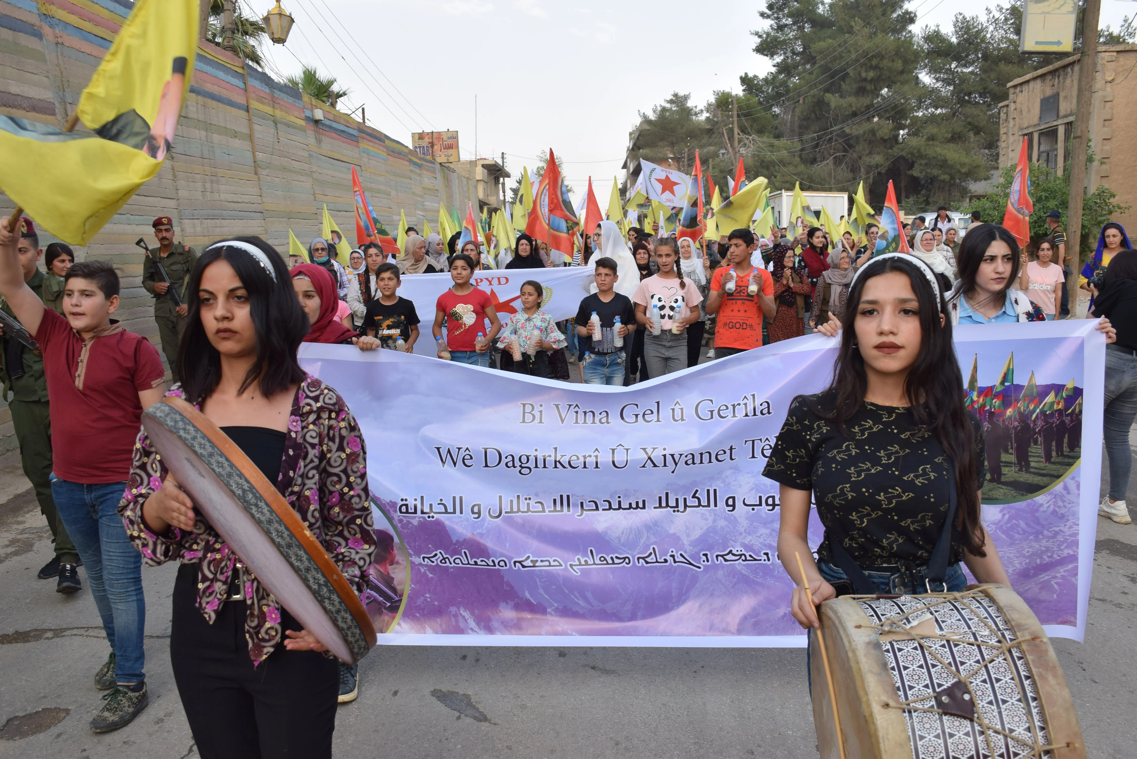 Şêniyên Tirbespiyê bi meşekê piştgiriya xwe ji gerîla re nîşan da