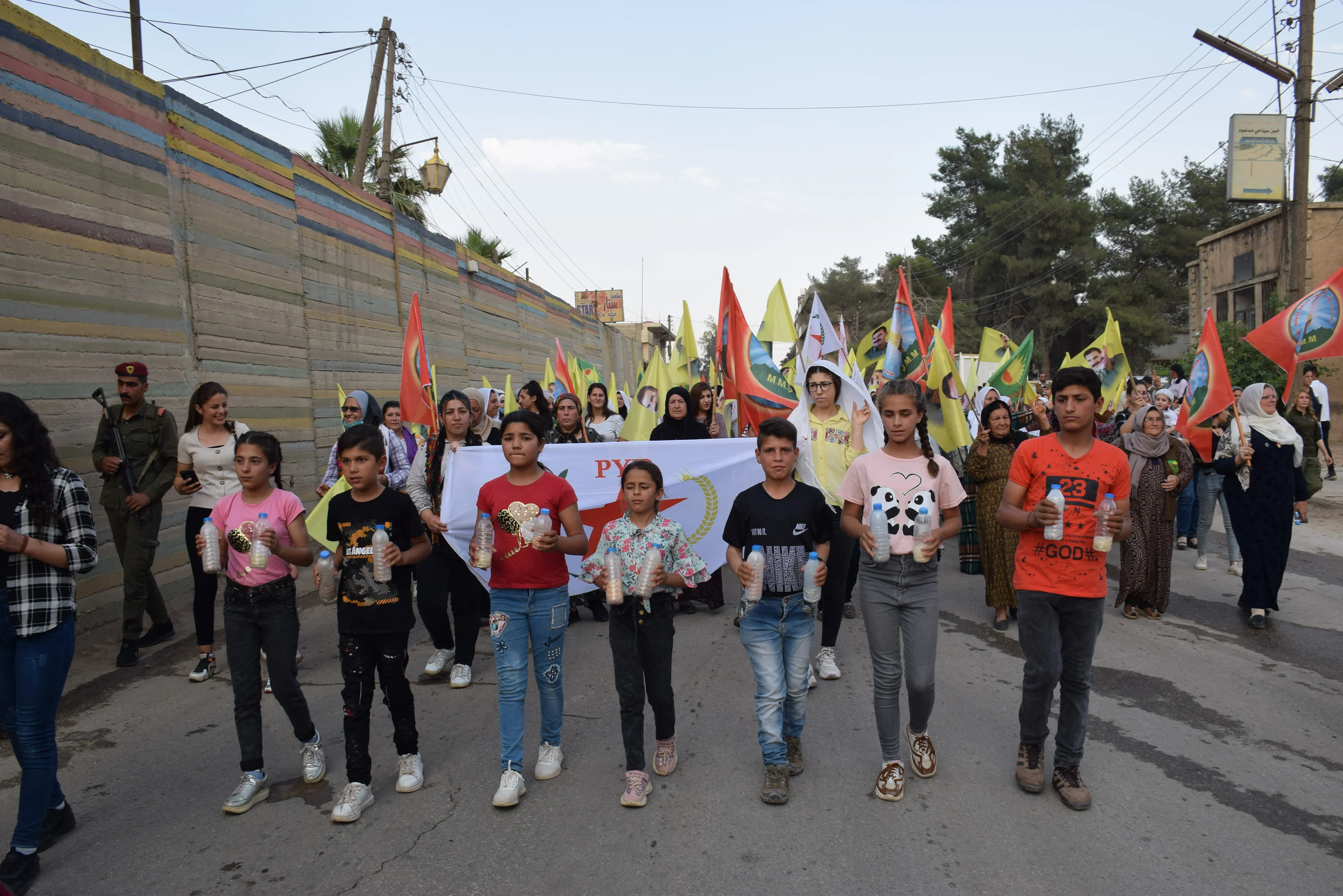 Şêniyên Tirbespiyê bi meşekê piştgiriya xwe ji gerîla re nîşan da