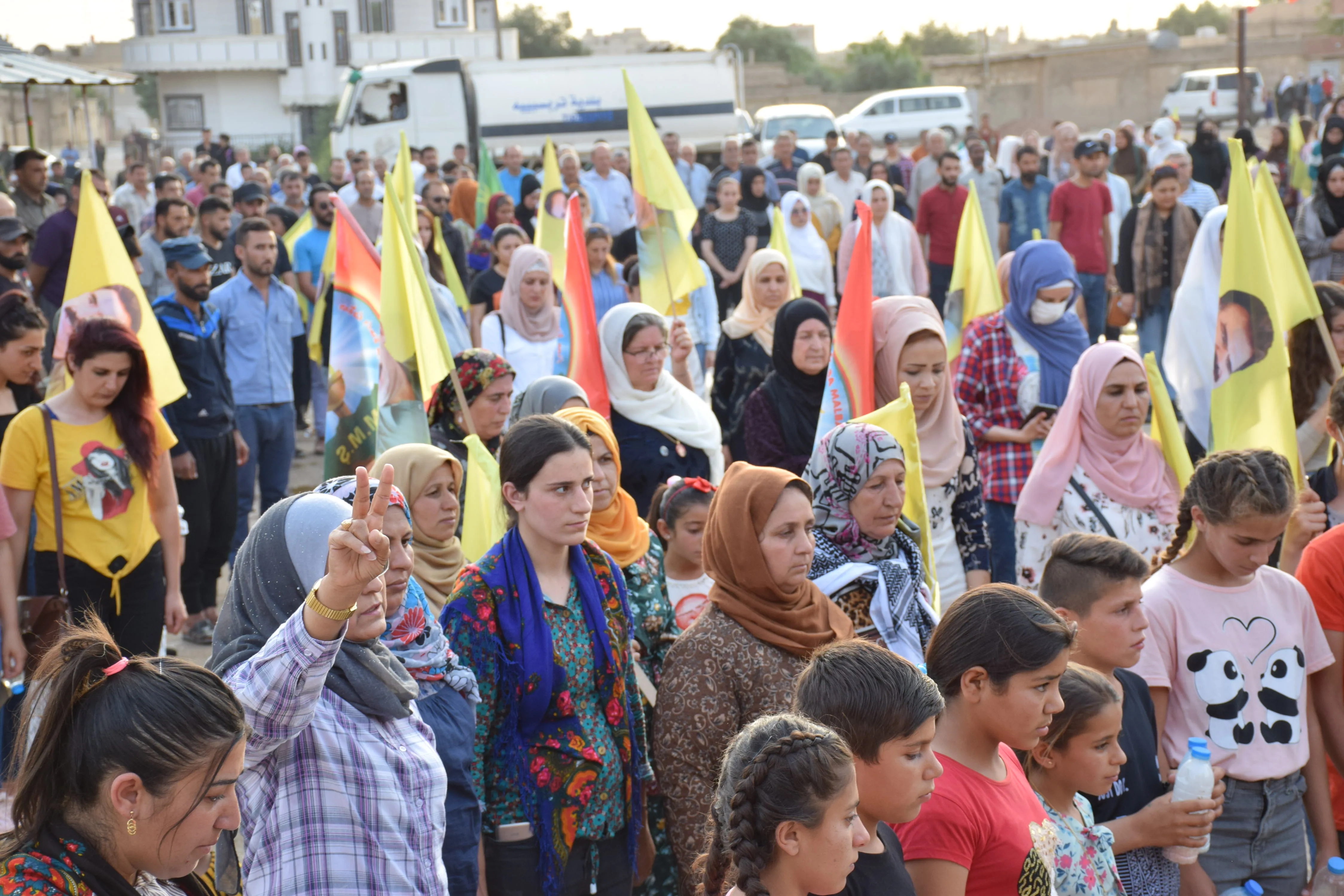 Şêniyên Tirbespiyê bi meşekê piştgiriya xwe ji gerîla re nîşan da