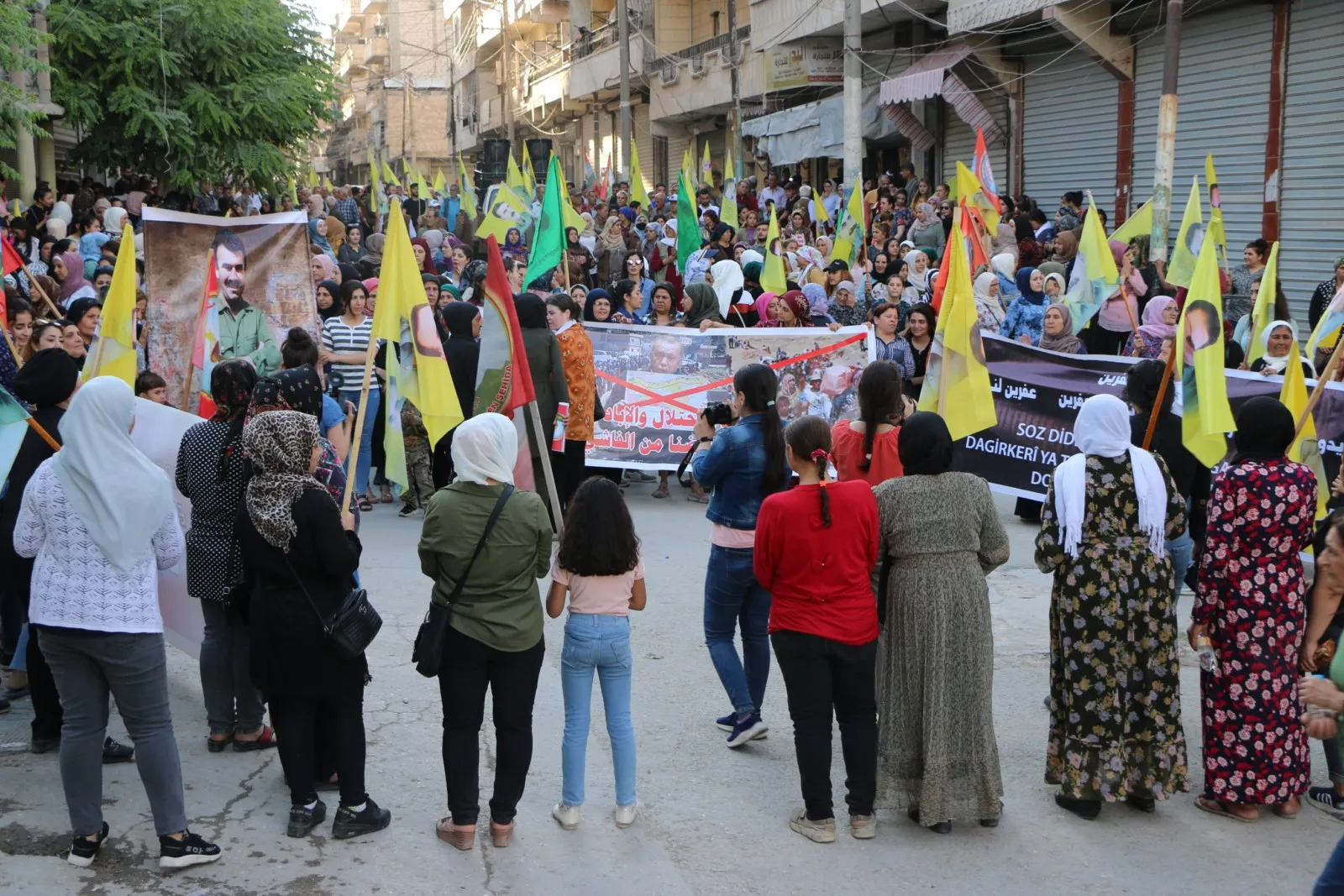 Hevjînên şehîdan ên Helebê êriş û gefên dagirkeriya Tirk şermezar kirin