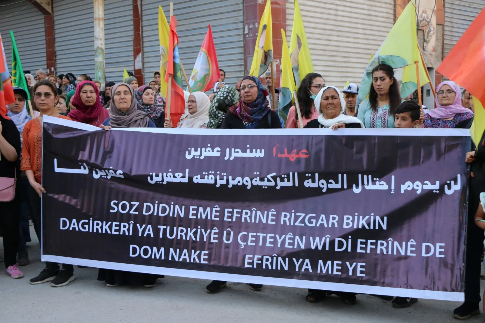 Hevjînên şehîdan ên Helebê êriş û gefên dagirkeriya Tirk şermezar kirin